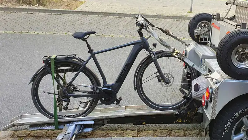 Daniels kaputtes Fahrrad wird vom Abschleppservice abgeschleppt Daniels kaputtes Fahrrad wird vom Abschleppservice abgeschleppt