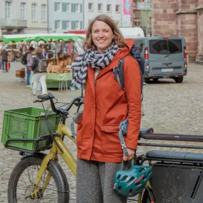 Eva Jerger von der Erzdiözese mit ihrem Lastenrad vor dem Freiburger Münster