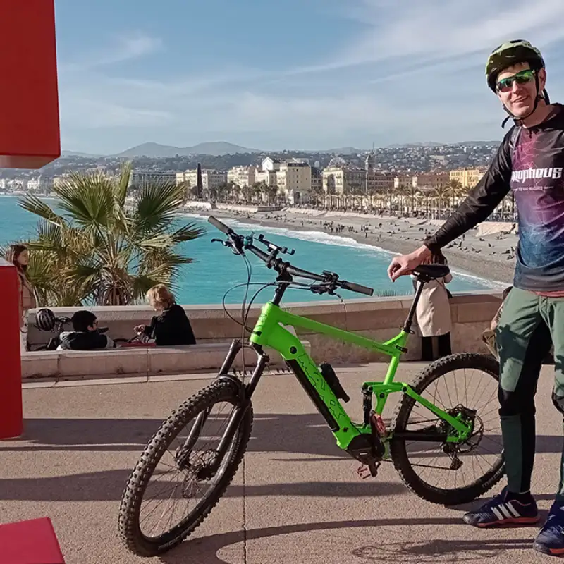 Christian Waniaus mit seinem grünen Fahrrad in Nizza, das Mittelmeer im Hintergrund