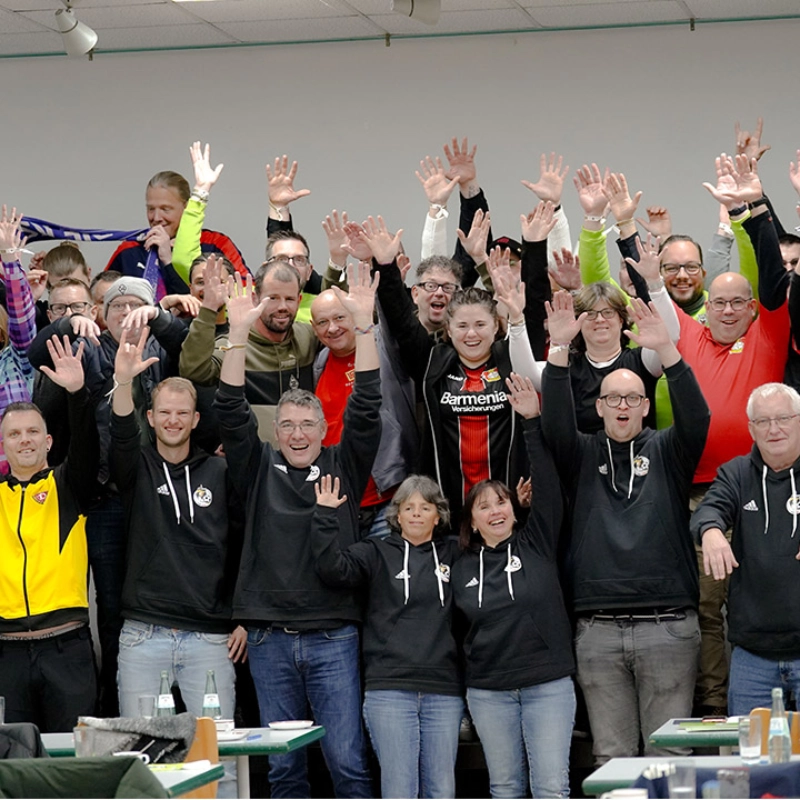 Beteiligte des Projekts FlipKick vermitteln Gebärdensprache für Fußball-Fans Beteiligte des Projekts FlipKick vermitteln Gebärdensprache für Fußball-Fans