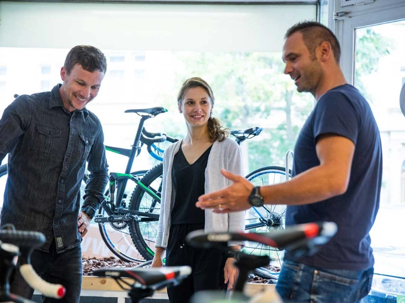 Ein Paar beim Beratungsgespräch beim Fachhändler